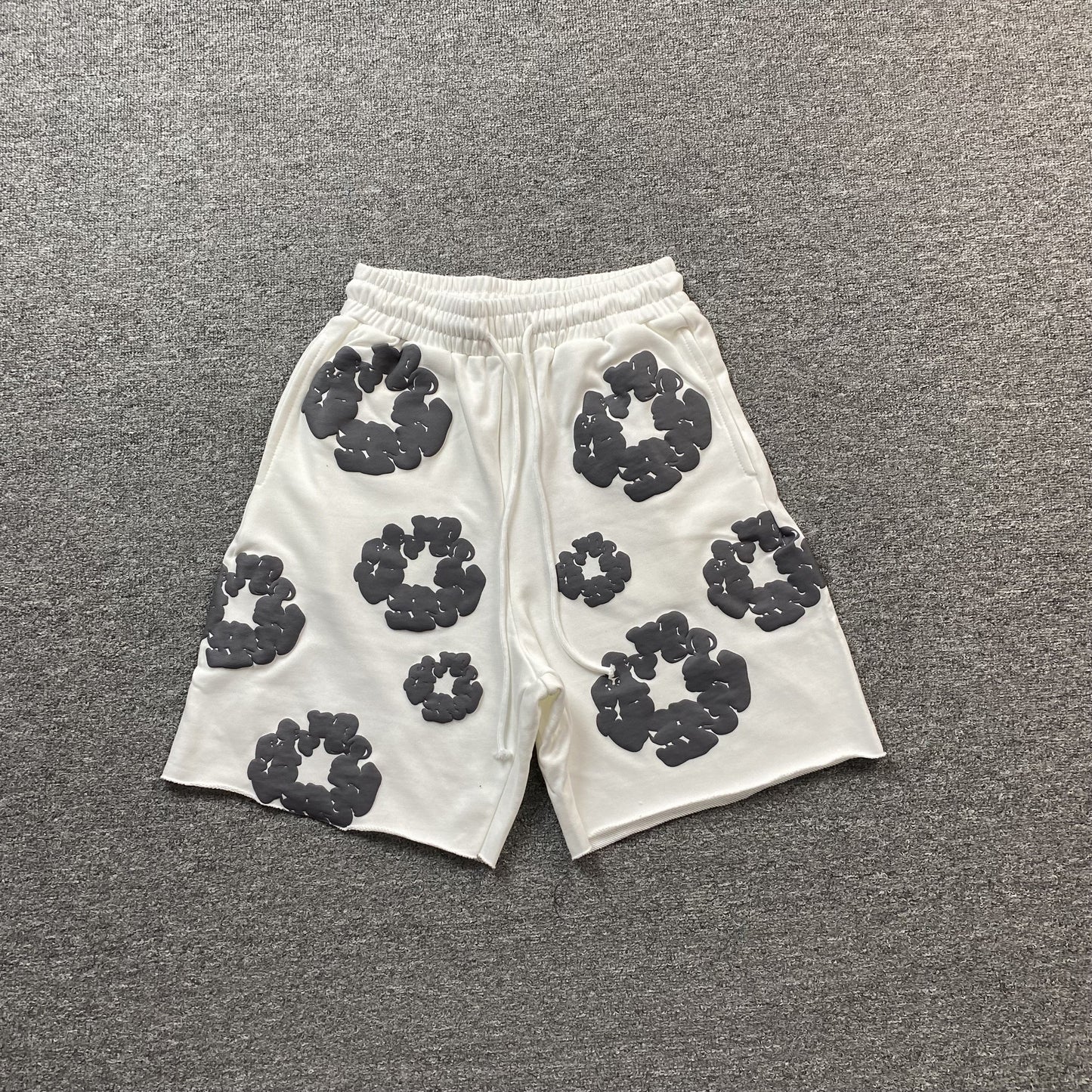 Short en coton déchiré blanc avec couronne