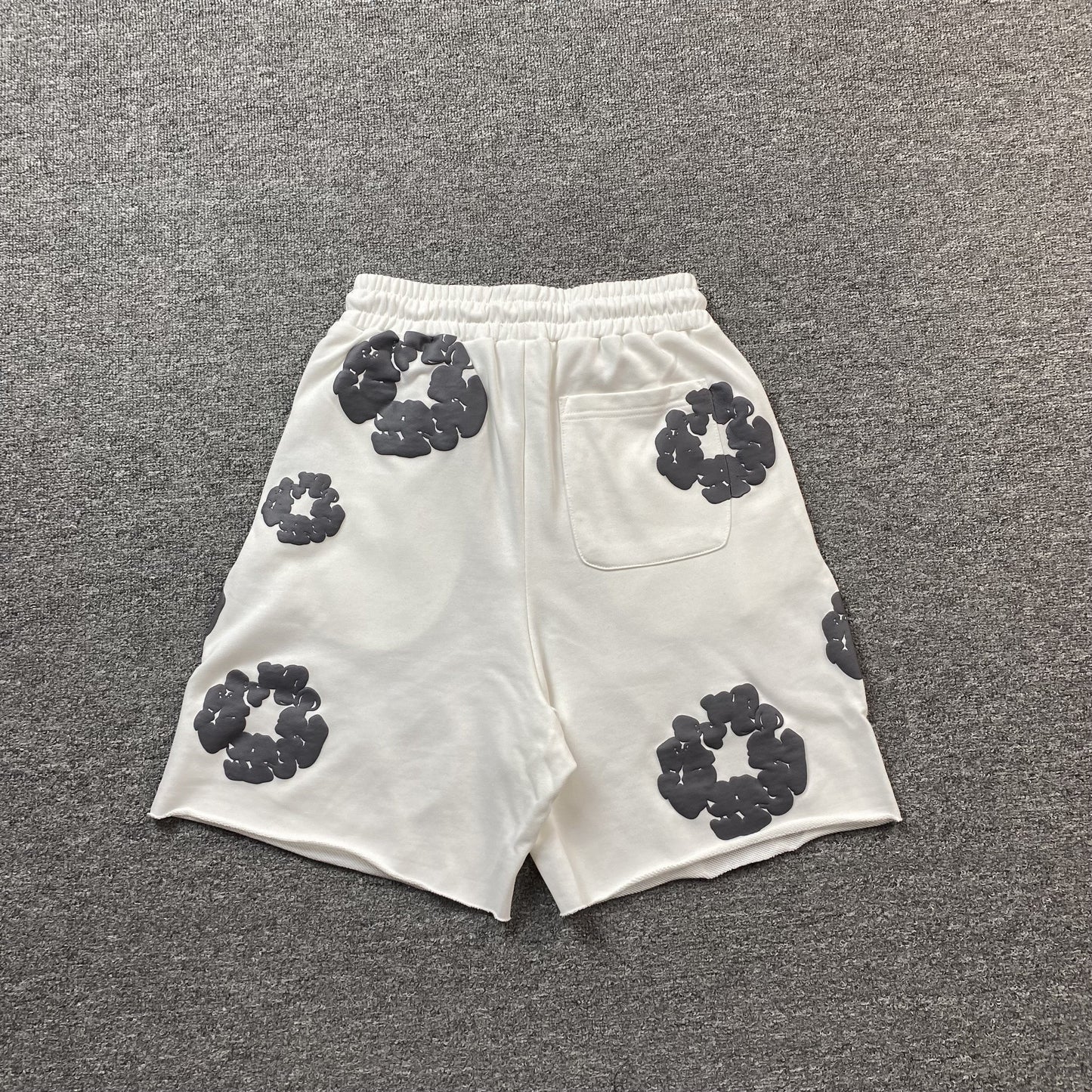 Short en coton déchiré blanc avec couronne