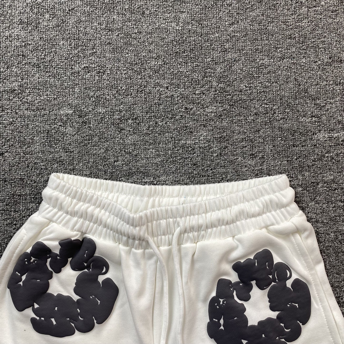 Short en coton déchiré blanc avec couronne