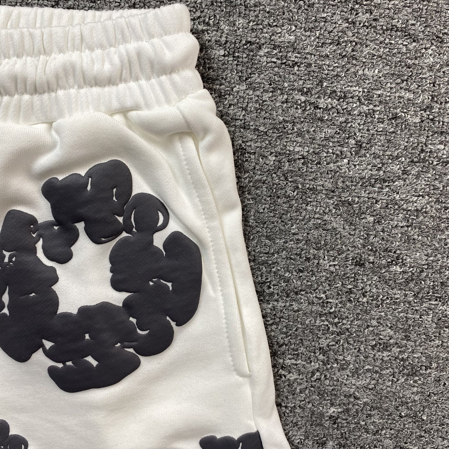 Short en coton déchiré blanc avec couronne