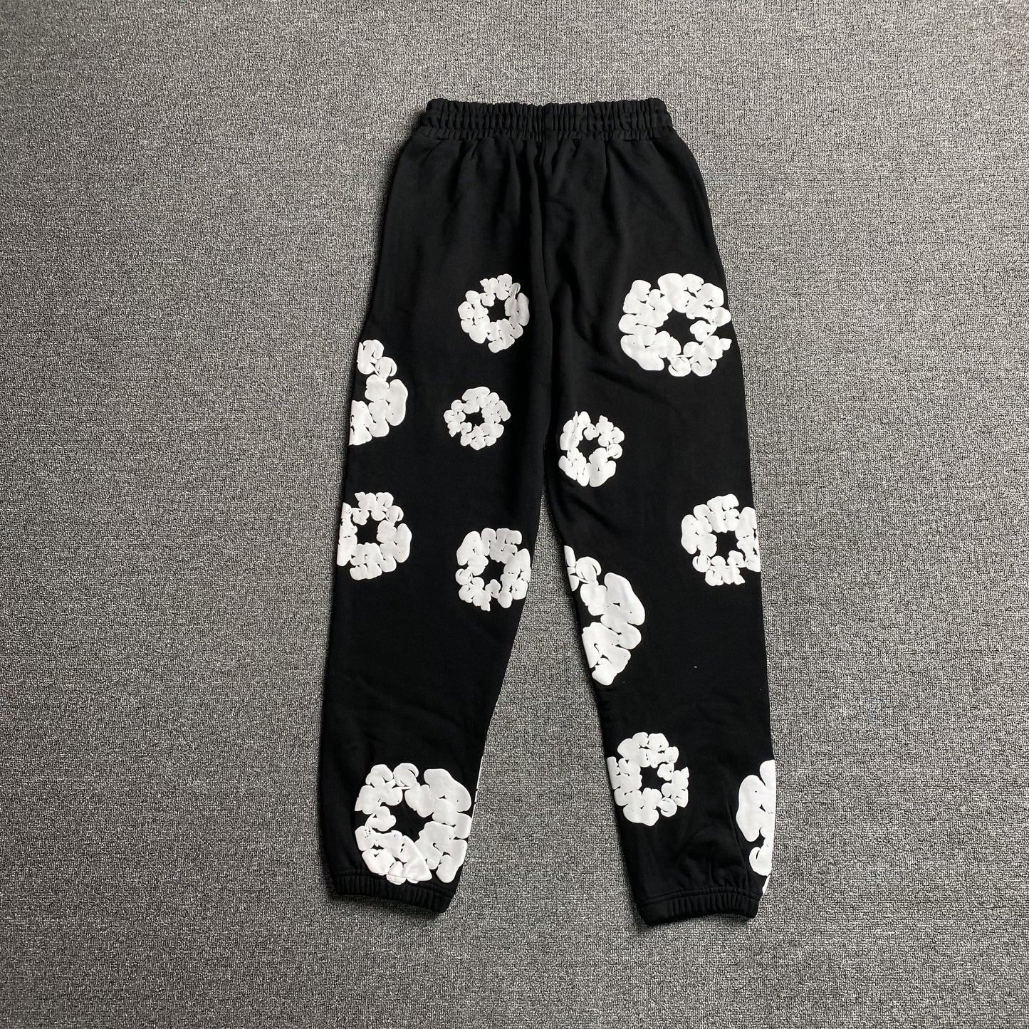 Pantalon de survêtement noir en coton déchiré et couronne