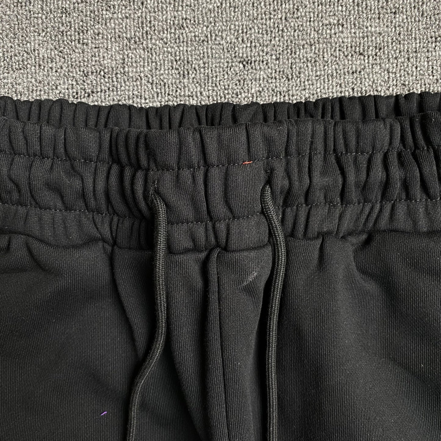 Pantalon de survêtement noir en coton déchiré et couronne
