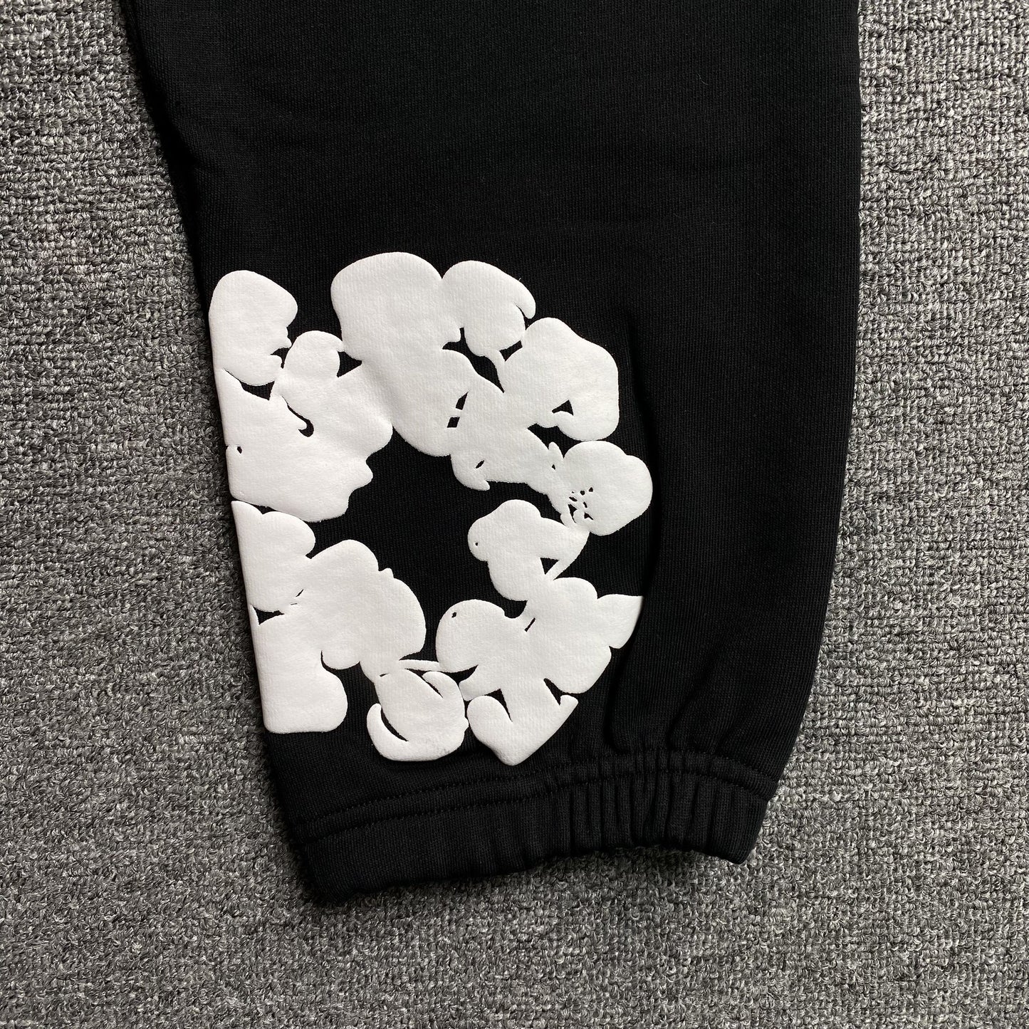 Pantalon de survêtement noir en coton déchiré et couronne