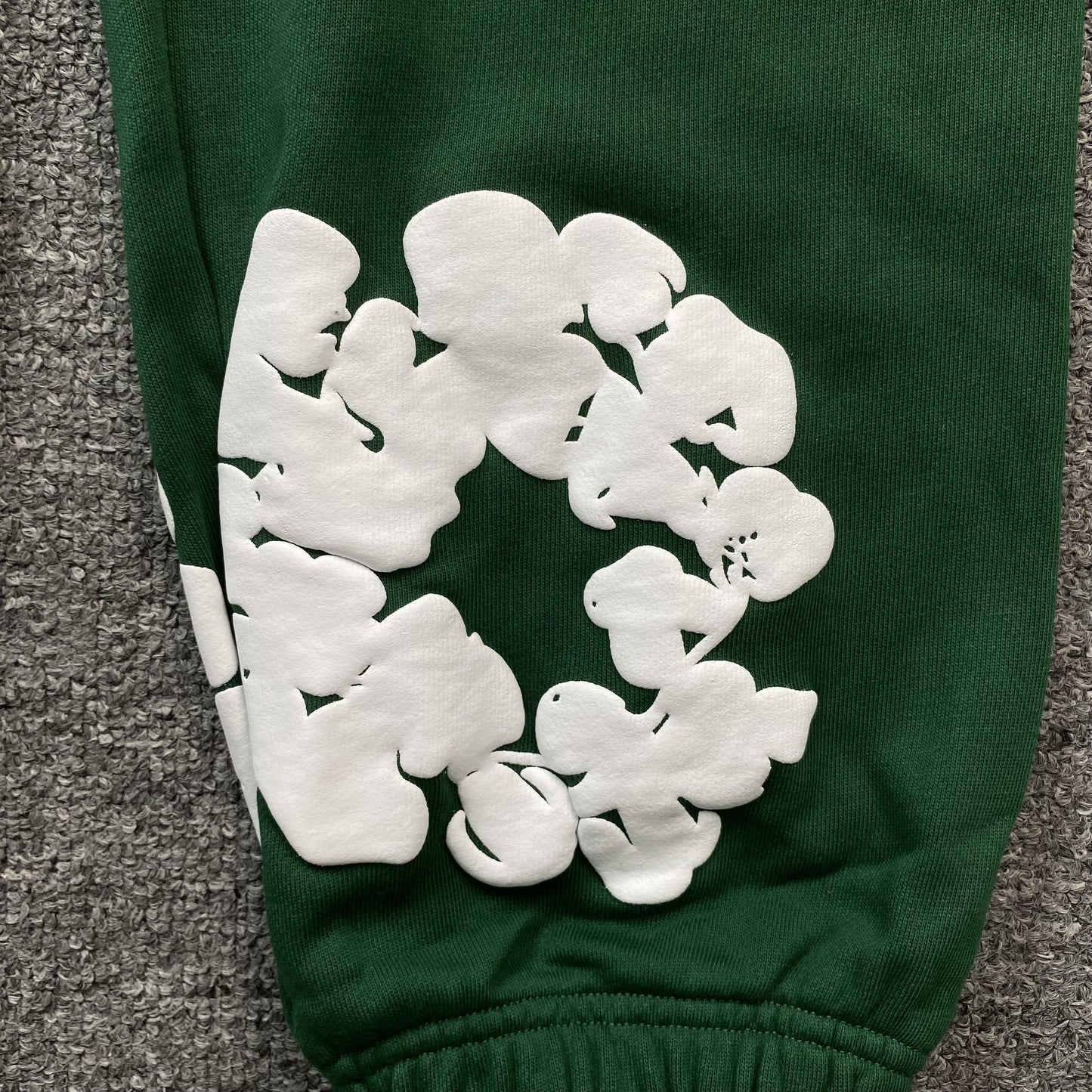 PANTALON DE SURVÊTEMENT EN COTON À MOTIFS DÉCHIRÉS VERT FONCÉ