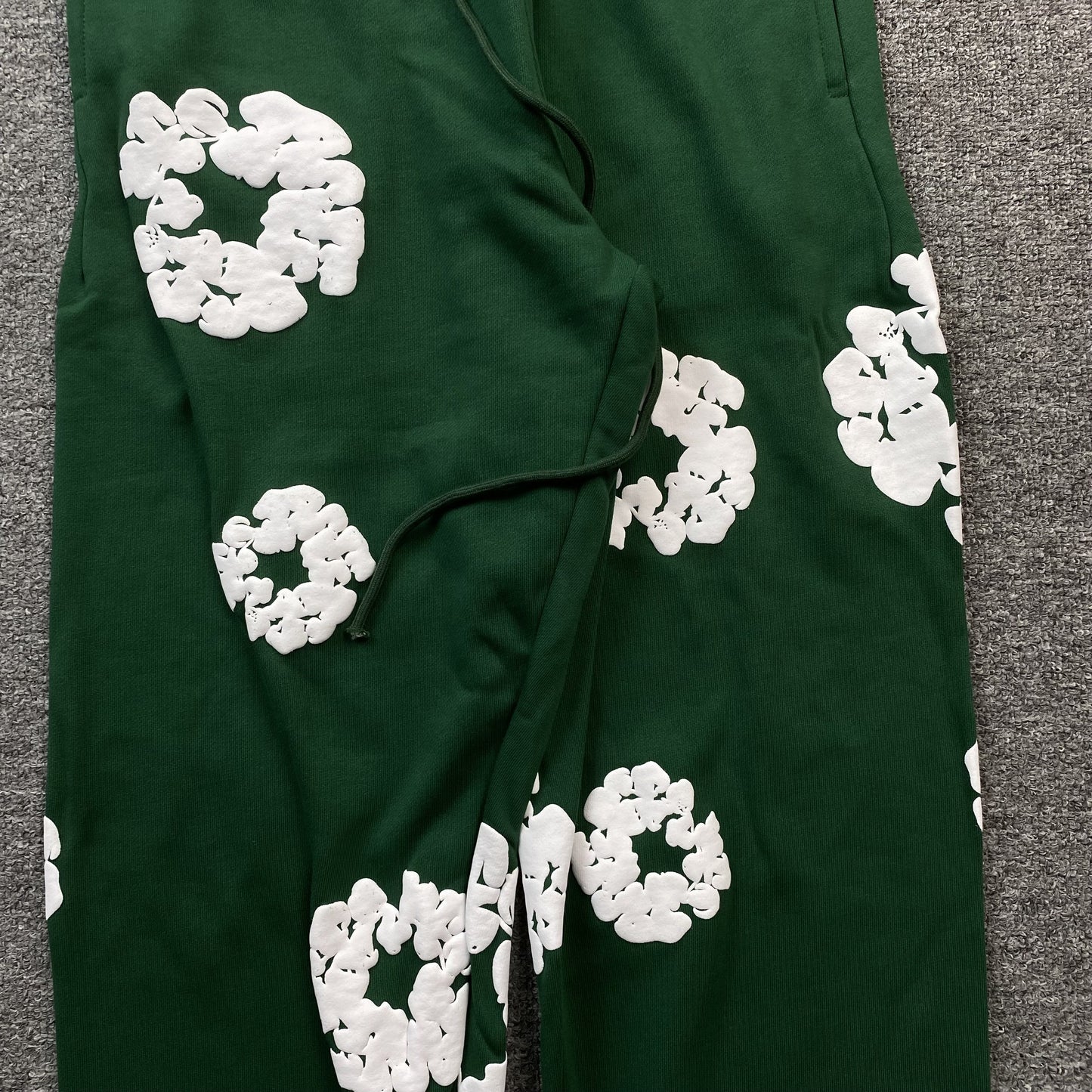 PANTALON DE SURVÊTEMENT EN COTON À MOTIFS DÉCHIRÉS VERT FONCÉ