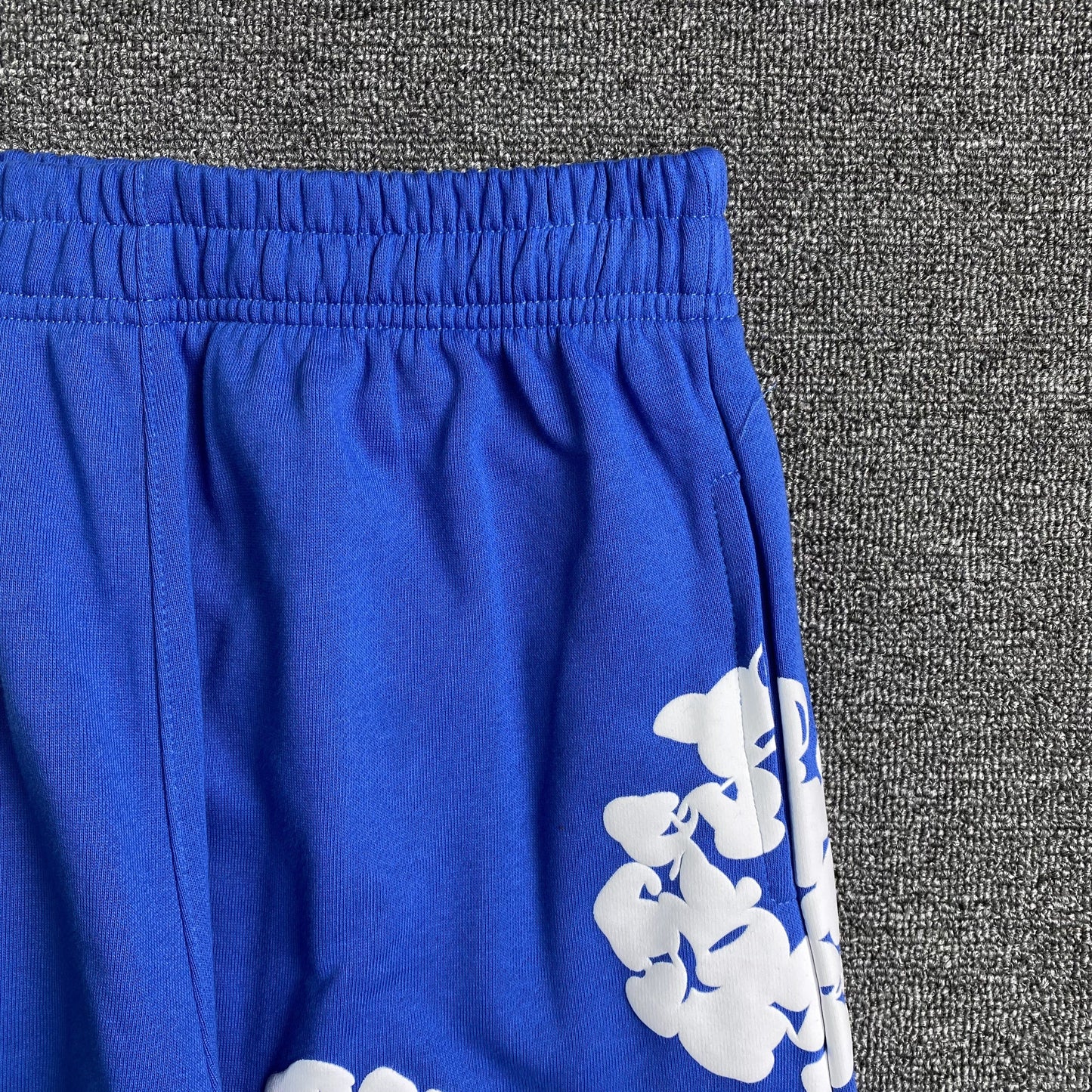 PANTALON DE SURVÊTEMENT EN COTON AVEC COURONNE DE JEAN DÉCHIRÉE, BLEU PROFOND