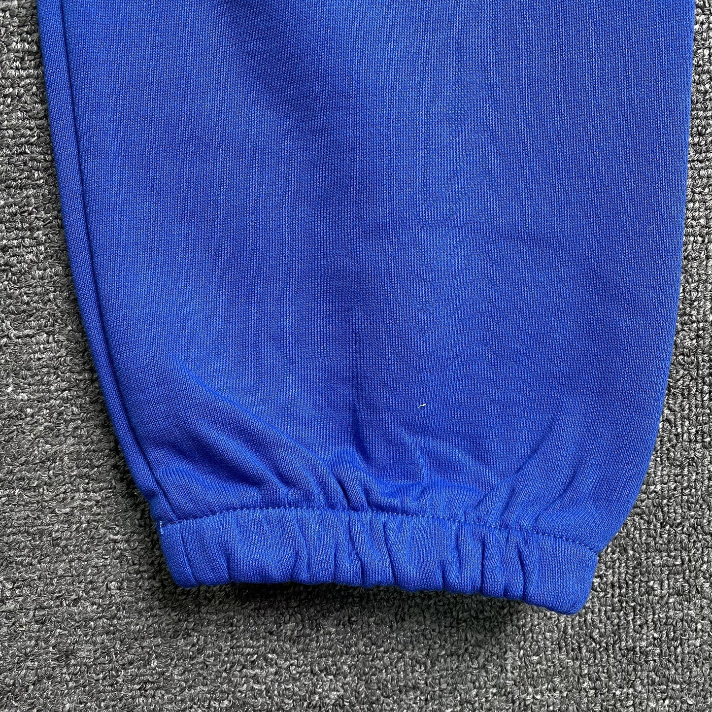 PANTALON DE SURVÊTEMENT EN COTON AVEC COURONNE DE JEAN DÉCHIRÉE, BLEU PROFOND