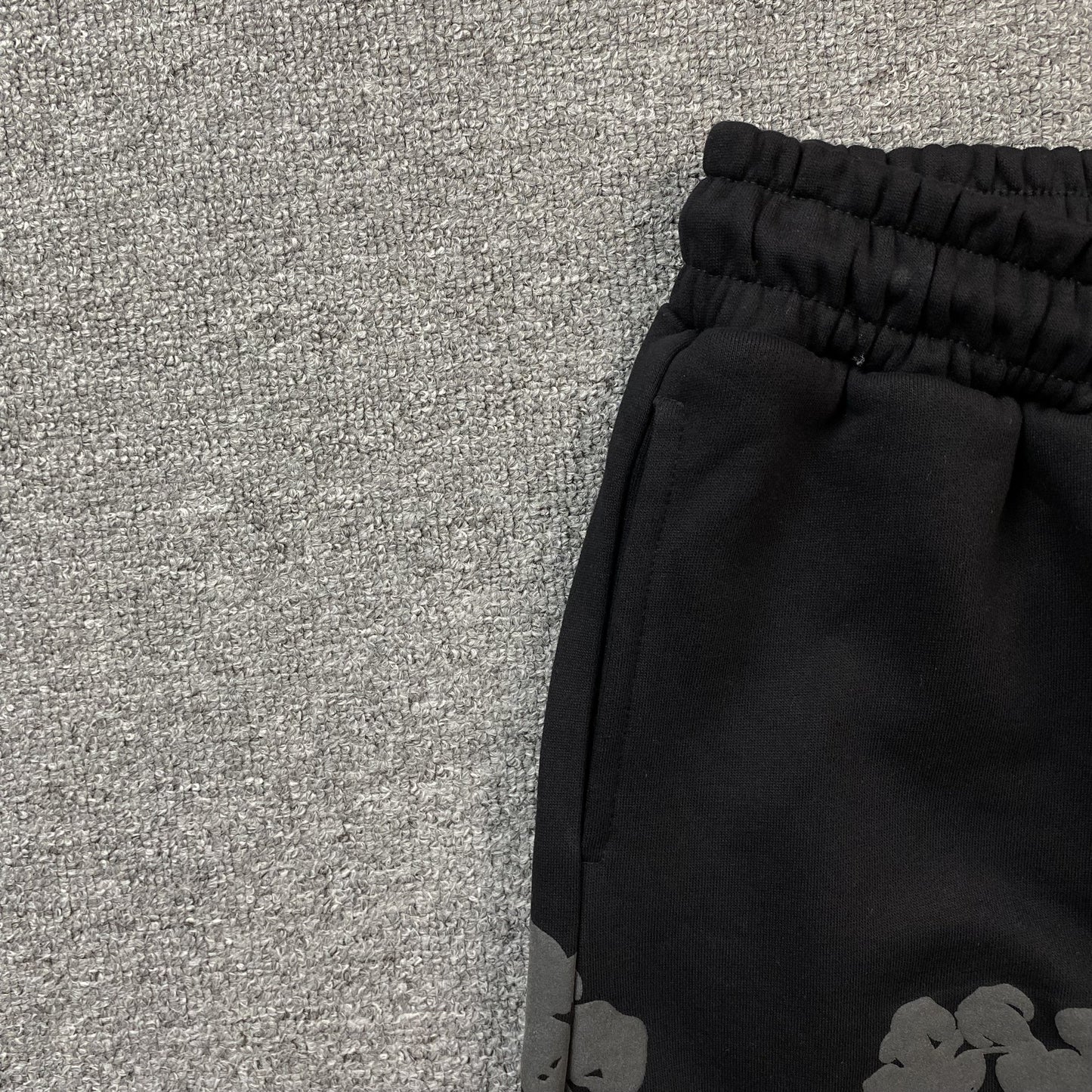 PANTALON DE SURVÊTEMENT EN DENIM TEARS, COURONNE DE COTON, NOIR MONOCHROME