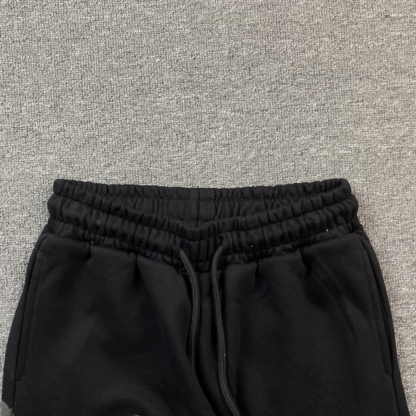 PANTALON DE SURVÊTEMENT EN DENIM TEARS, COURONNE DE COTON, NOIR MONOCHROME