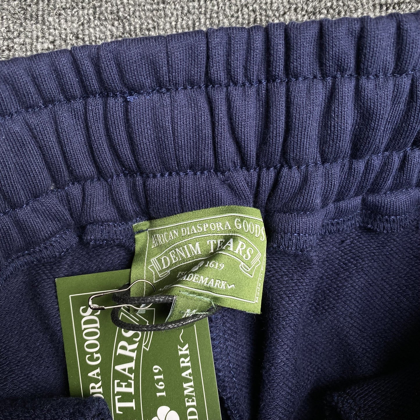 PANTALON DE SURVÊTEMENT EN DENIM TEARS COURONNE DE COTON MARINE