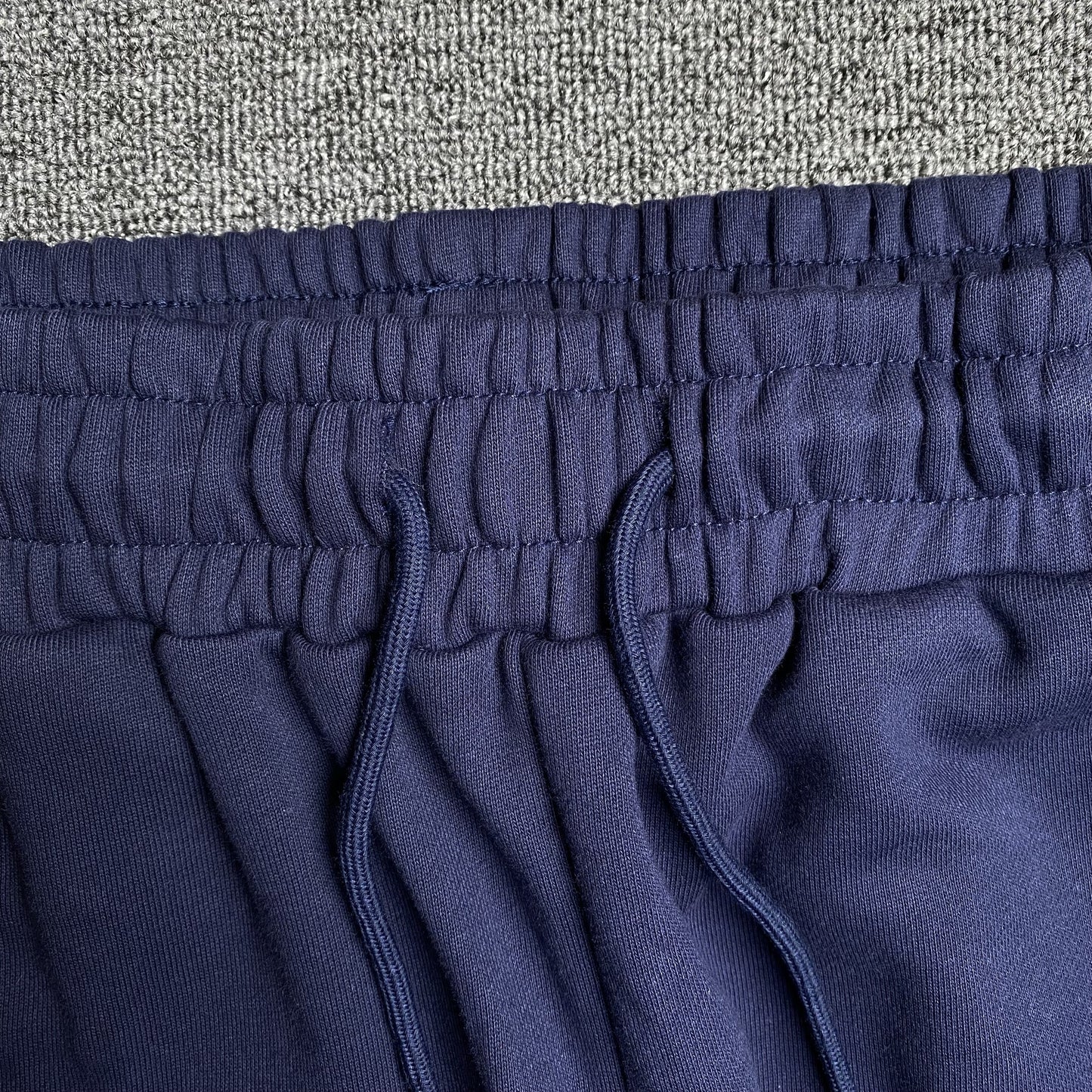 PANTALON DE SURVÊTEMENT EN DENIM TEARS COURONNE DE COTON MARINE