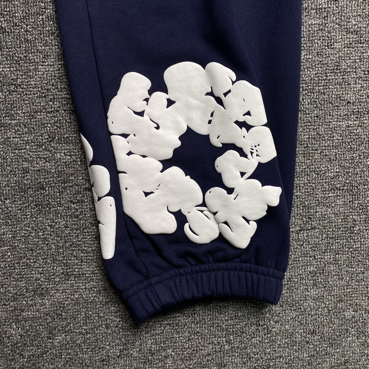 PANTALON DE SURVÊTEMENT EN DENIM TEARS COURONNE DE COTON MARINE