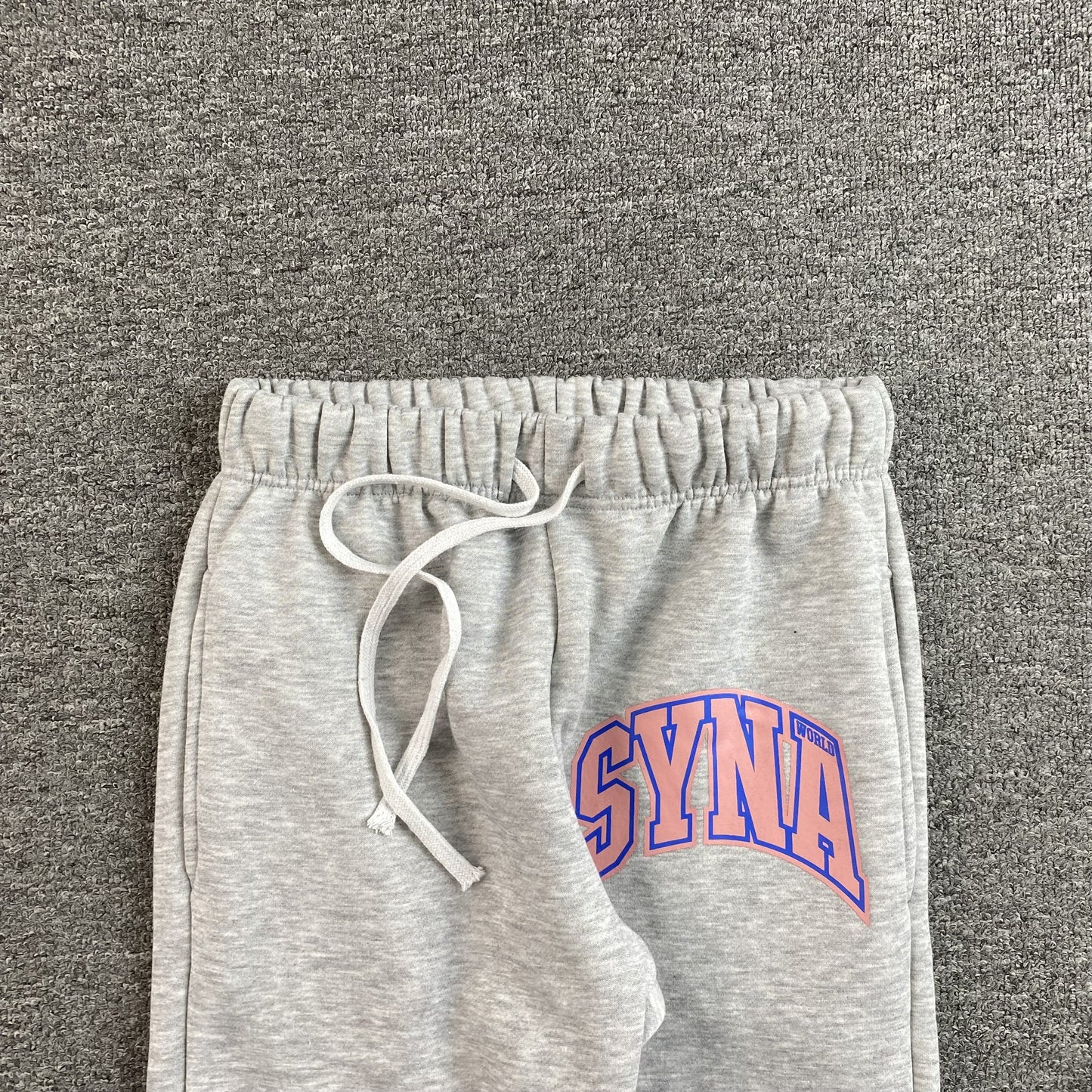 PANTALON DE SURVÊTEMENT GRIS SYNA WORLD COLLEGE