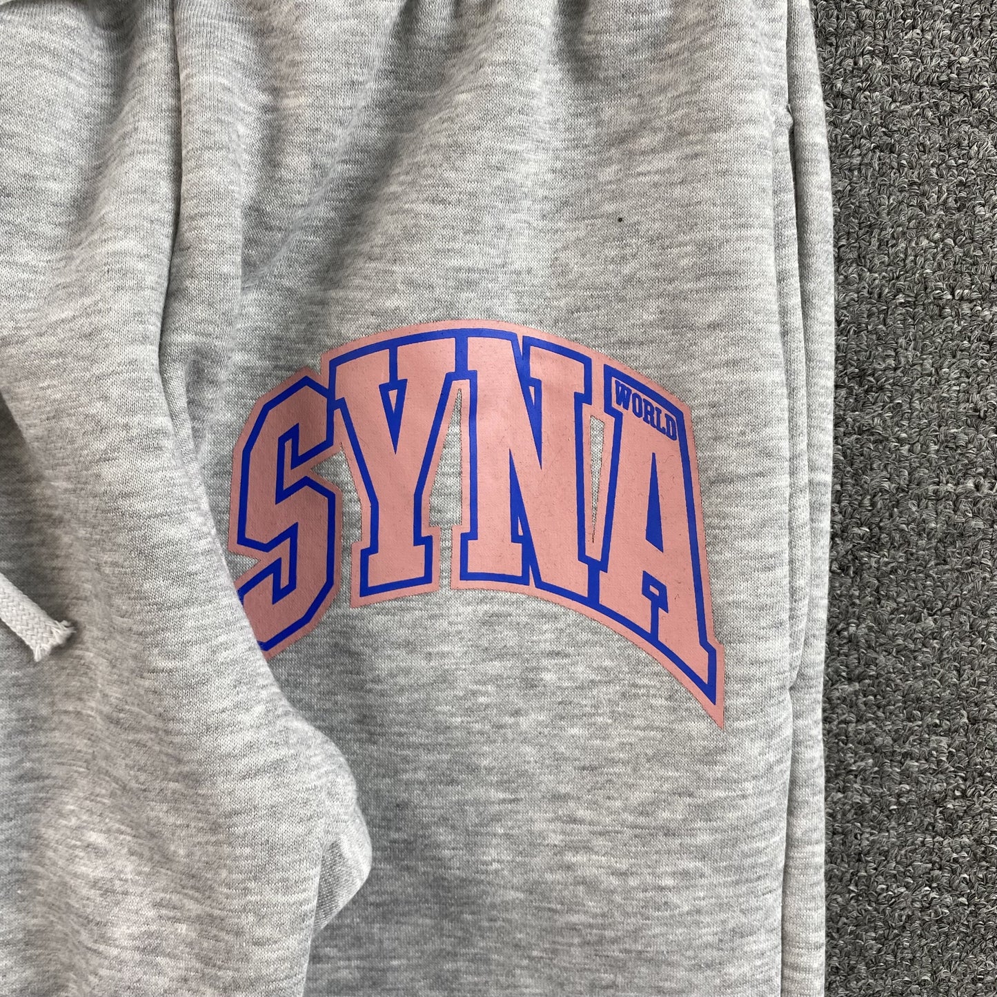 PANTALON DE SURVÊTEMENT GRIS SYNA WORLD COLLEGE