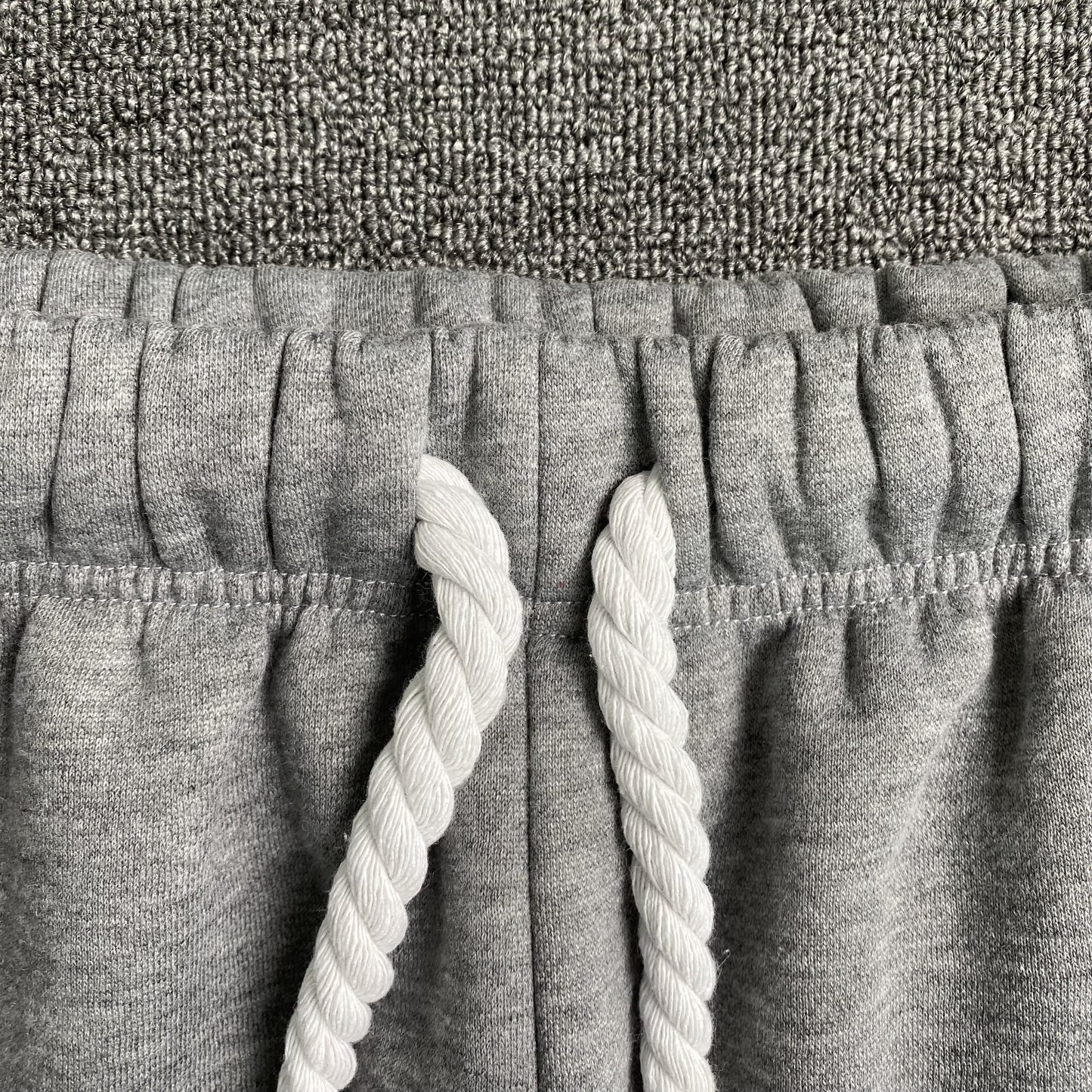 SYNA WORLD PANTALON DE SWEAT AVEC LOGO SYNA GRIS