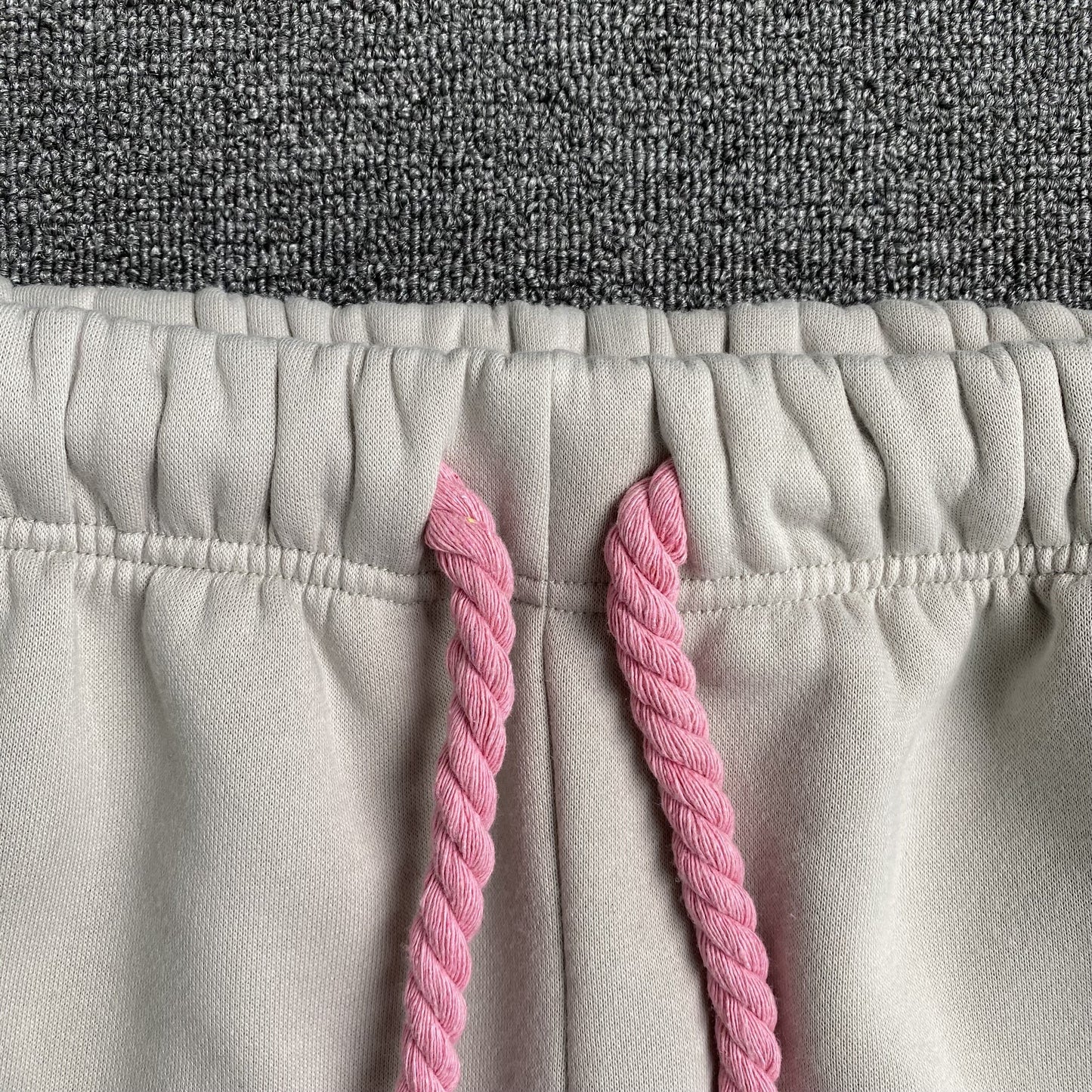 SYNA WORLD SYNA LOGO PANTALON DE SURVÊTEMENT GRIS ROSE