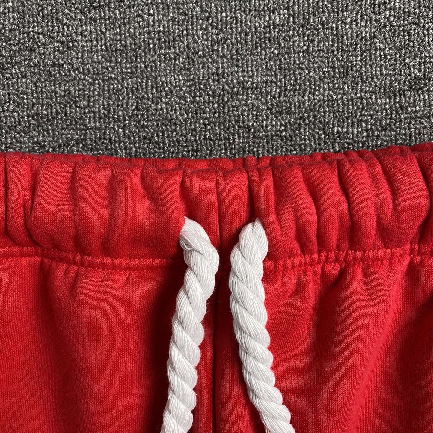 Pantalon de survêtement rouge SYNA WORLD avec logo SYNA