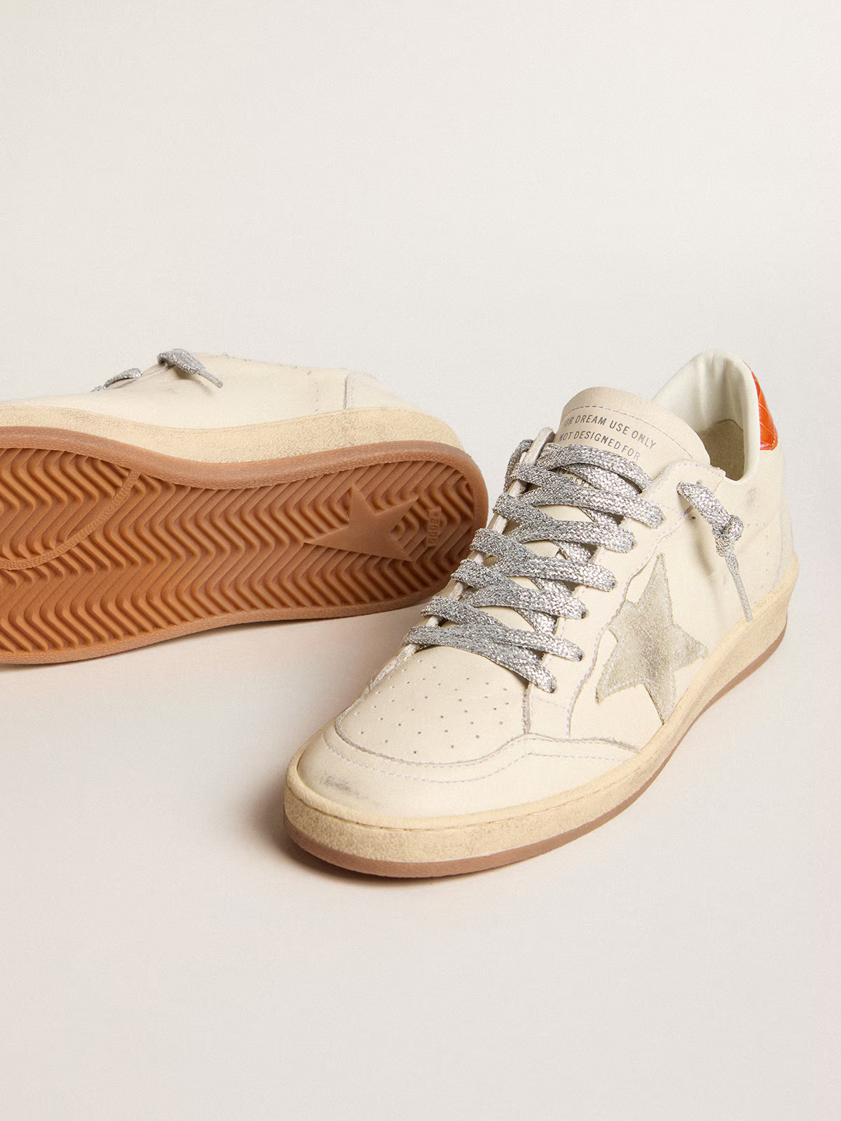 Baskets Golden Goose en édition limitée – Blanches/Argentées avec talon croco orange
