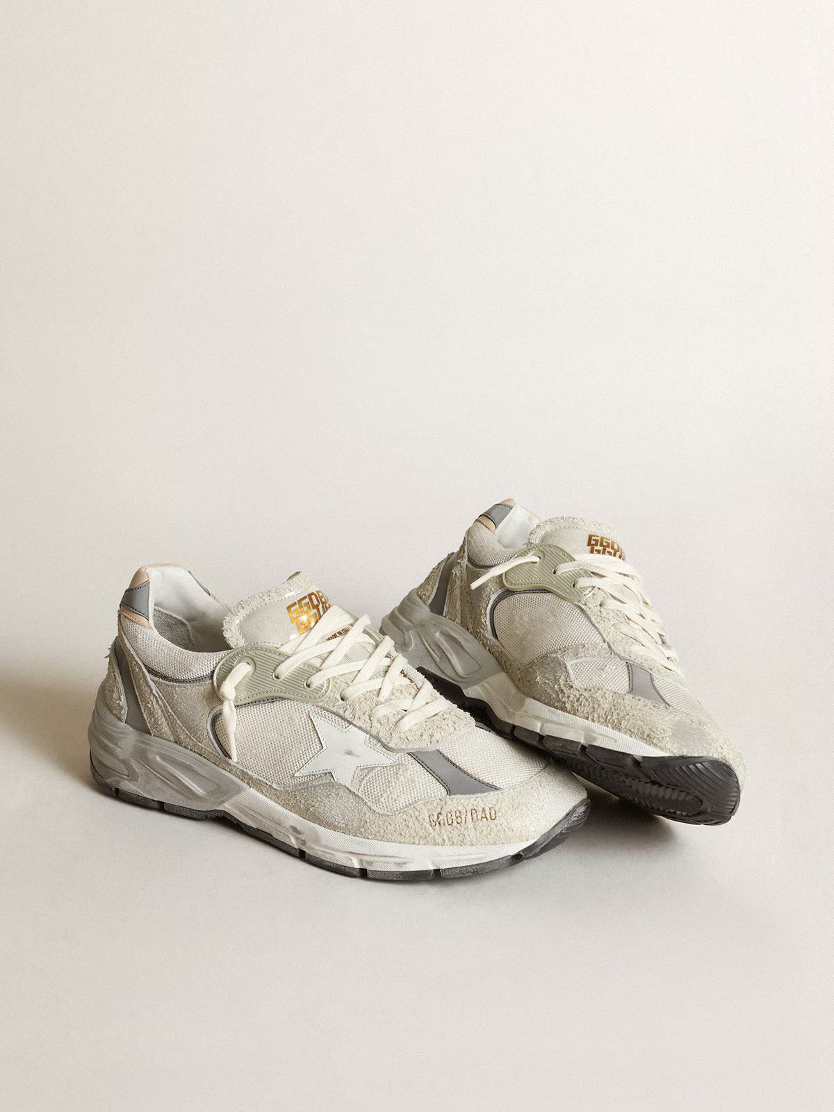 Baskets Golden Goose Running Sole blanches avec détails usés