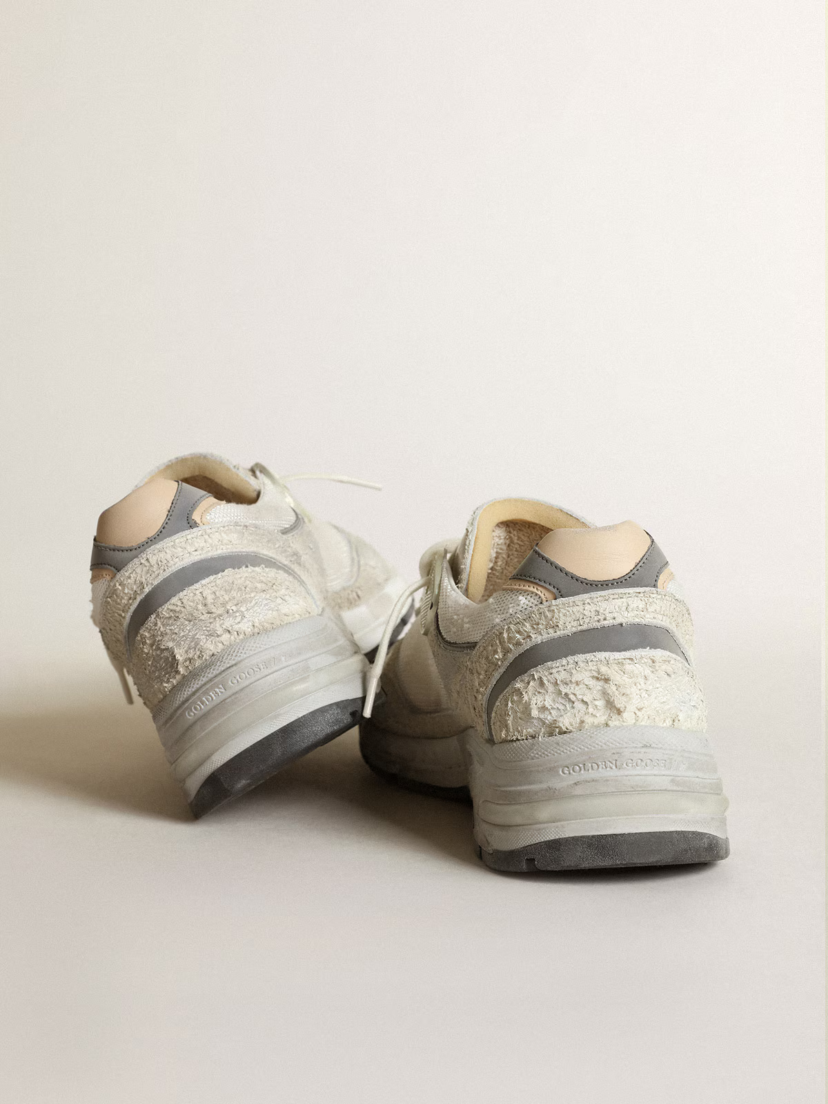 Baskets Golden Goose Running Sole blanches avec détails usés