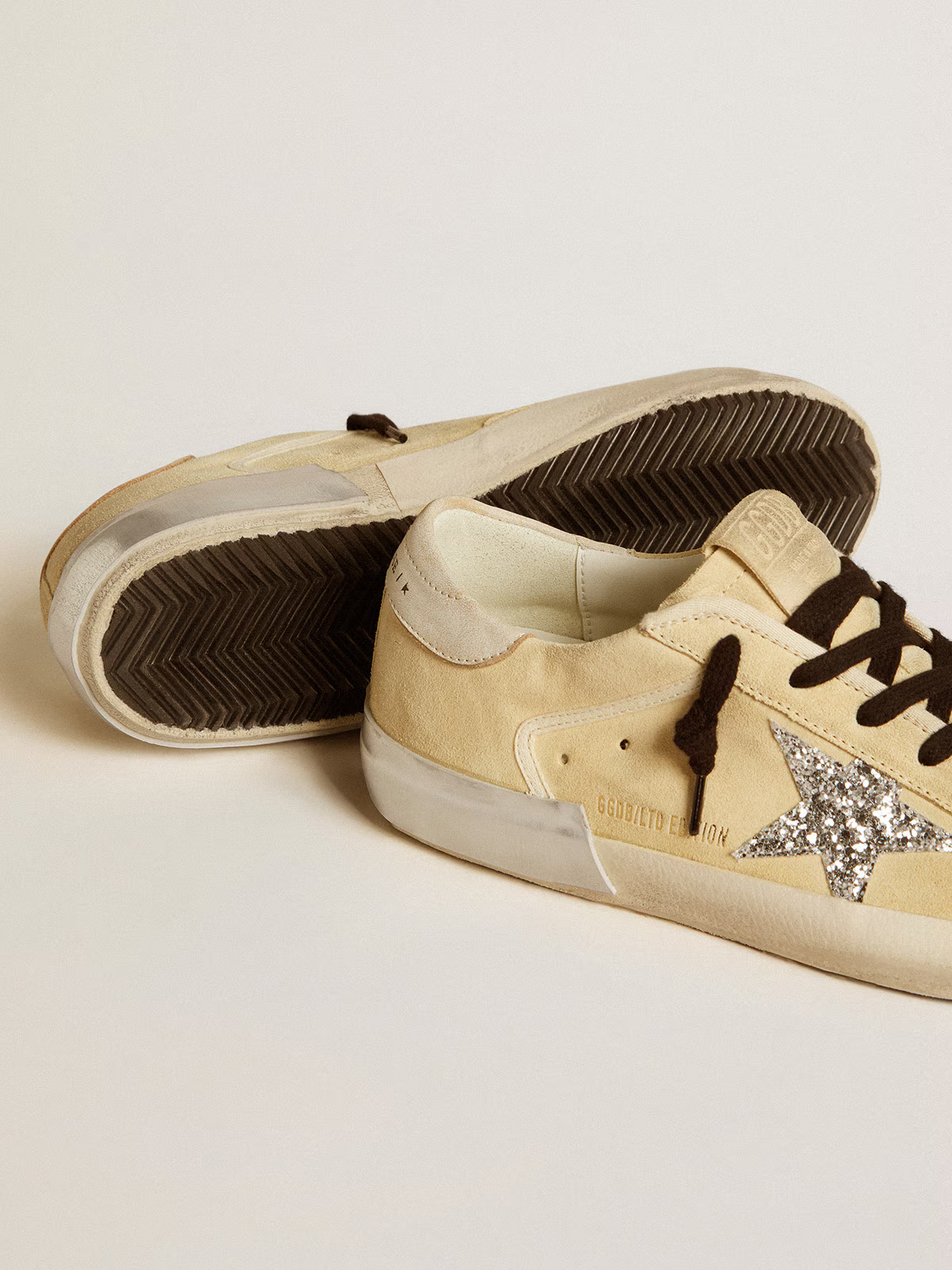 Golden Goose Super-Star LTD – Daim beige avec étoile pailletée
