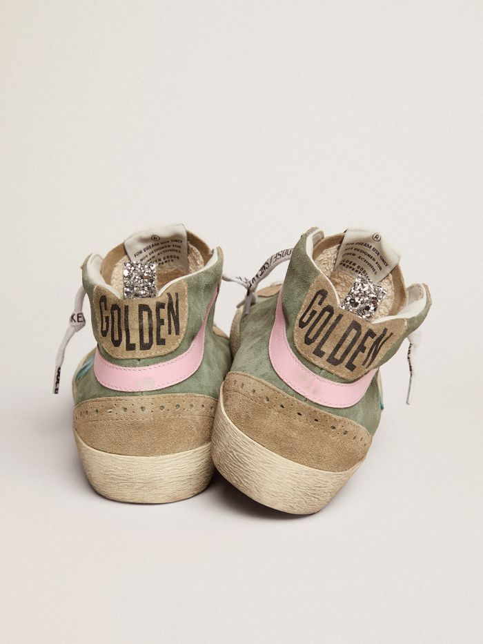 Baskets Mid Star Ltd en daim vert militaire avec étoile en cuir bleu ciel et détails en cuir rose.