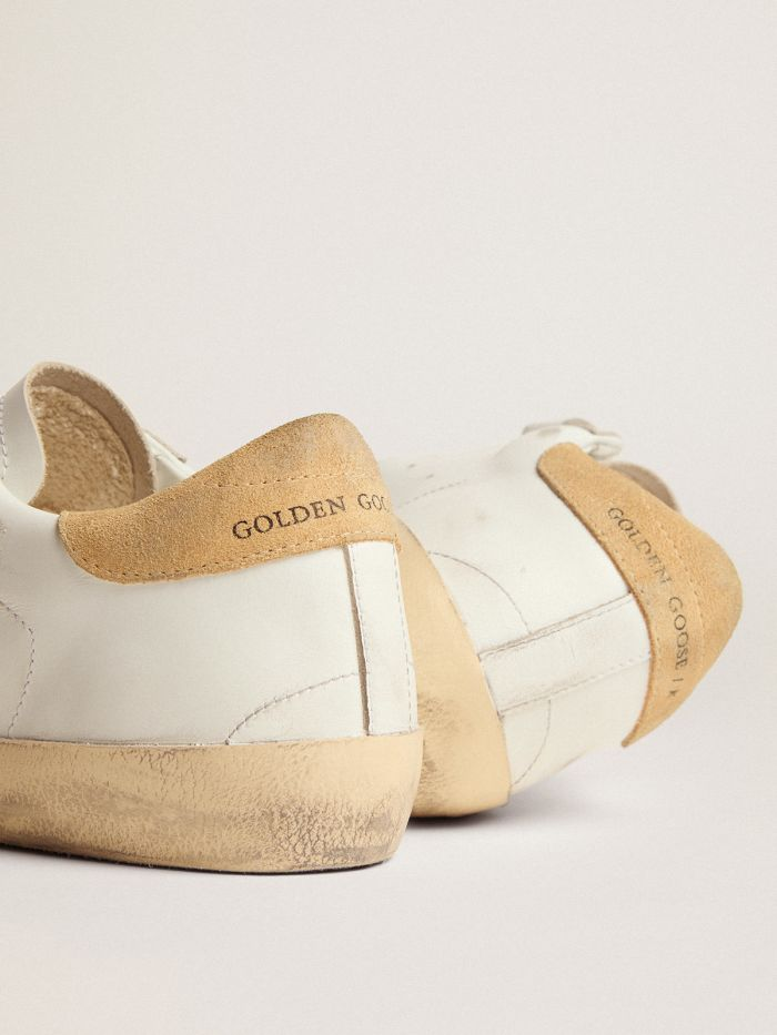 Baskets rétro avec étoile à paillettes roses et languette arrière en daim couleur sable