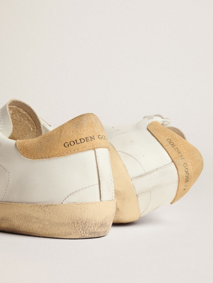 Baskets rétro avec étoile à paillettes roses et languette arrière en daim couleur sable