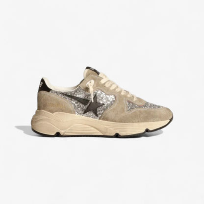 Baskets à semelle de course en daim gris tourterelle et paillettes argentées avec étoile en cuir noir