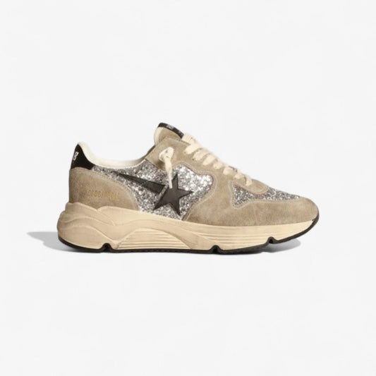 Baskets à semelle de course en daim gris tourterelle et paillettes argentées avec étoile en cuir noir