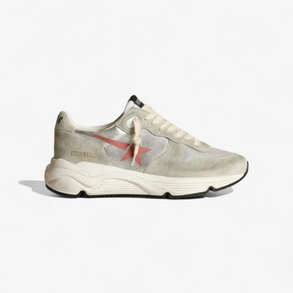 Baskets à semelle de course en cuir laminé argenté avec empiècements en daim gris glacé