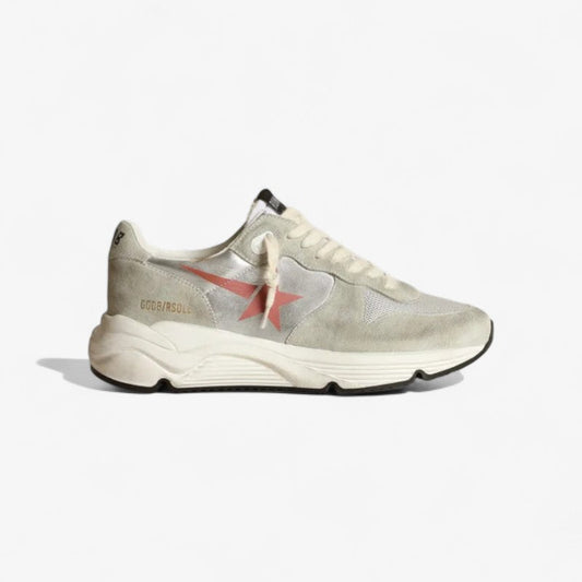 Baskets à semelle de course en cuir laminé argenté avec empiècements en daim gris glacé