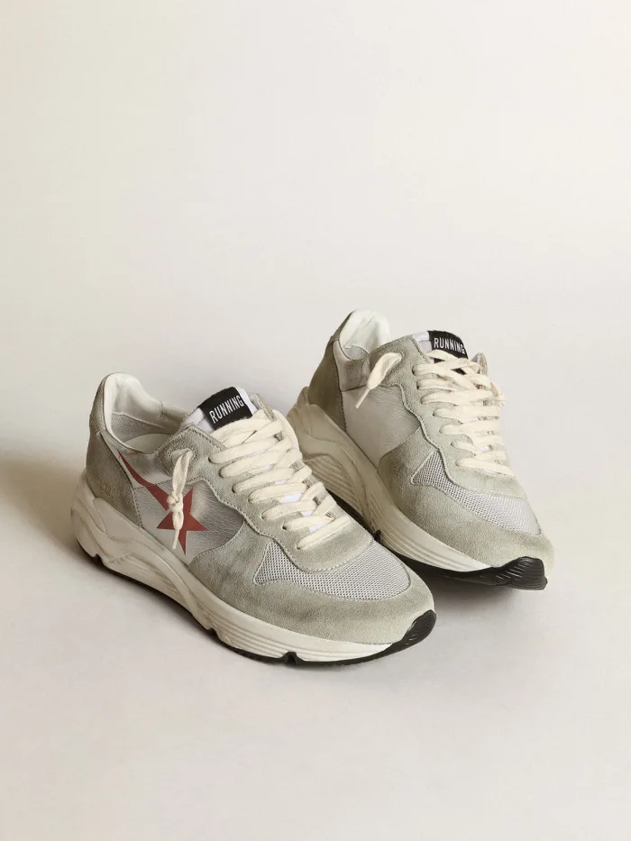 Baskets à semelle de course en cuir laminé argenté avec empiècements en daim gris glacé