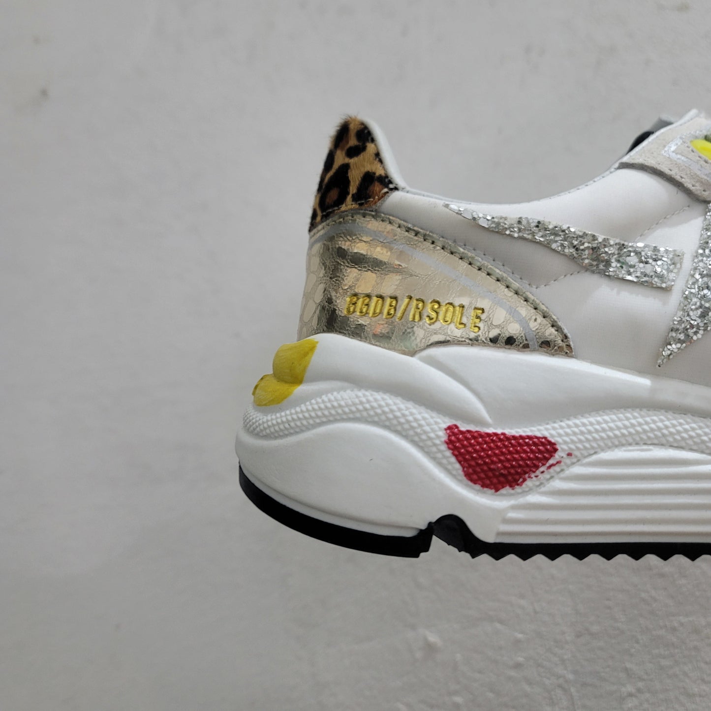 Baskets à semelle de course en daim avec paillettes et imprimé léopard