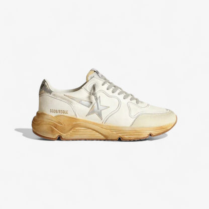 Baskets à semelle de course avec étoile et languette au talon en cuir avec imprimé numérique argenté