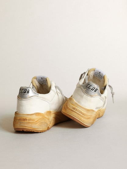 Baskets à semelle de course avec étoile et languette au talon en cuir avec imprimé numérique argenté