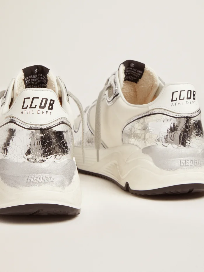 Baskets à semelle de course argentées et blanches