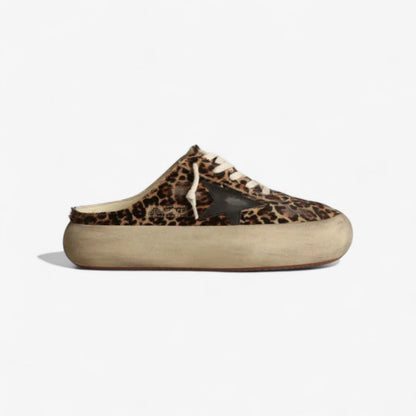 Sabots en cuir de poney imprimé léopard avec étoile en cuir noir