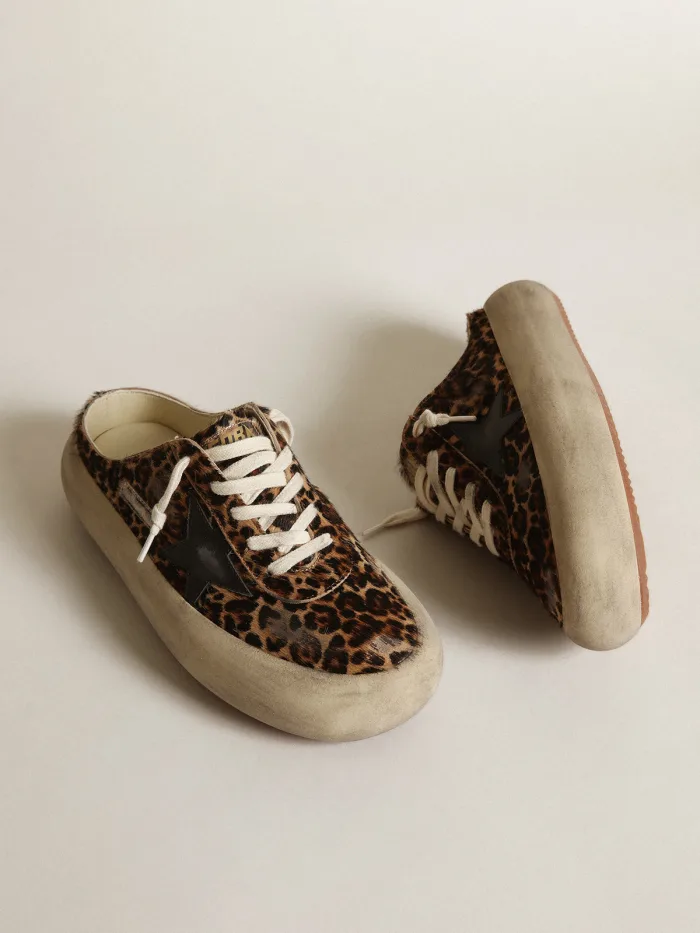 Sabots en cuir de poney imprimé léopard avec étoile en cuir noir