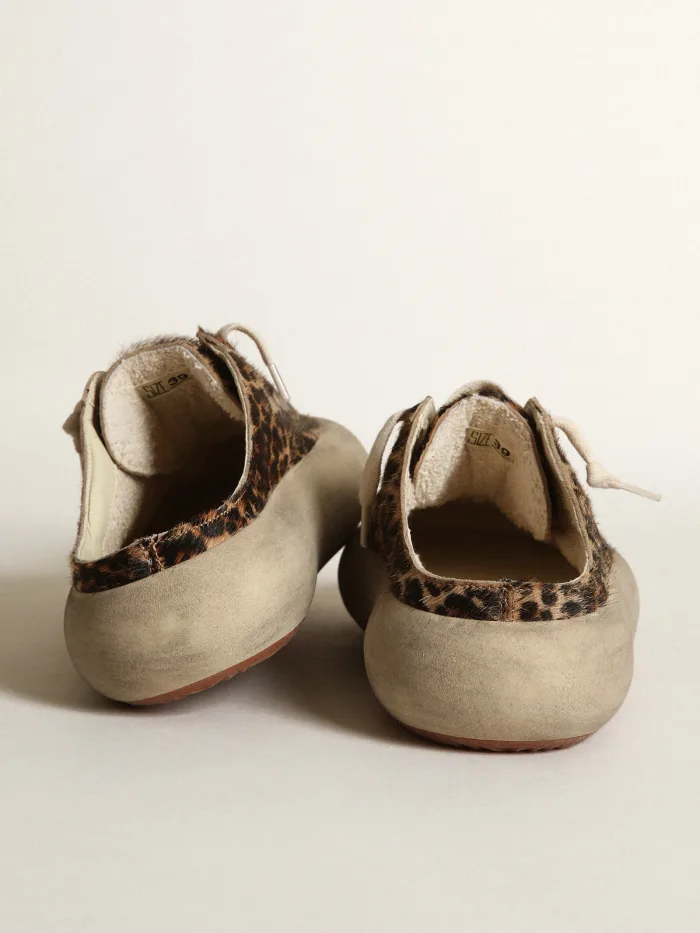 Sabots en cuir de poney imprimé léopard avec étoile en cuir noir