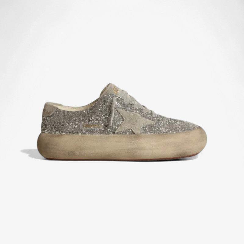 Chaussures étoile spatiale en paillettes argentées avec étoile en daim gris glacé et languette au talon