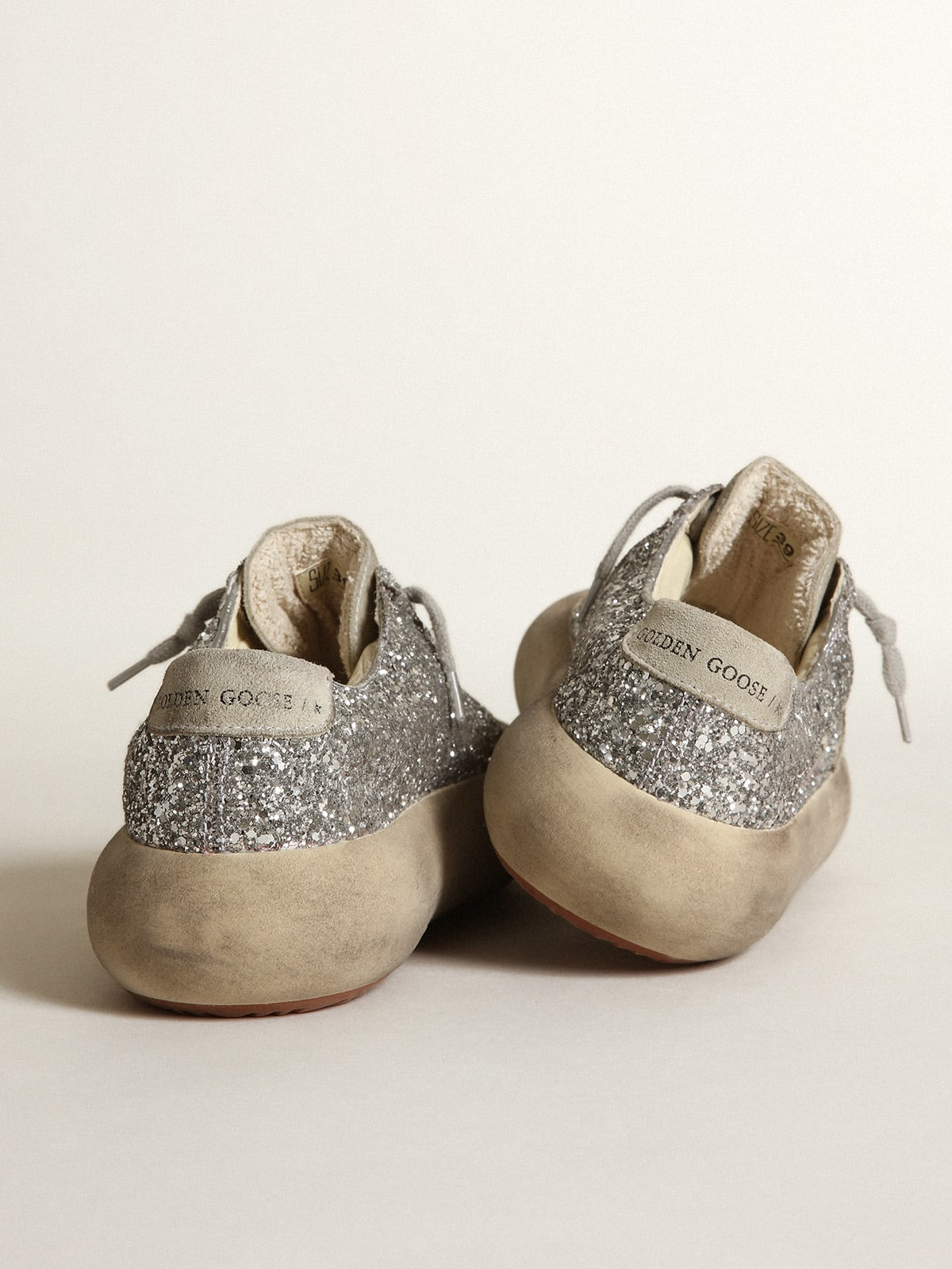 Chaussures étoile spatiale en paillettes argentées avec étoile en daim gris glacé et languette au talon