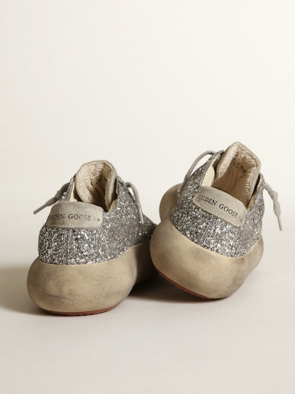 Chaussures étoile spatiale en paillettes argentées avec étoile en daim gris glacé et languette au talon