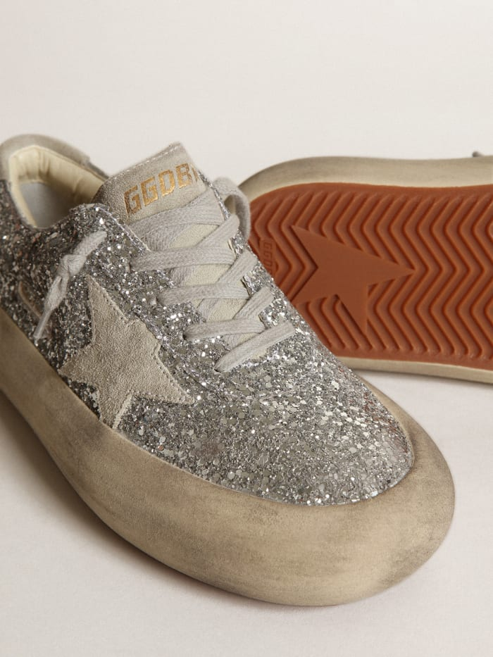 Chaussures étoile spatiale en paillettes argentées avec étoile en daim gris glacé et languette au talon