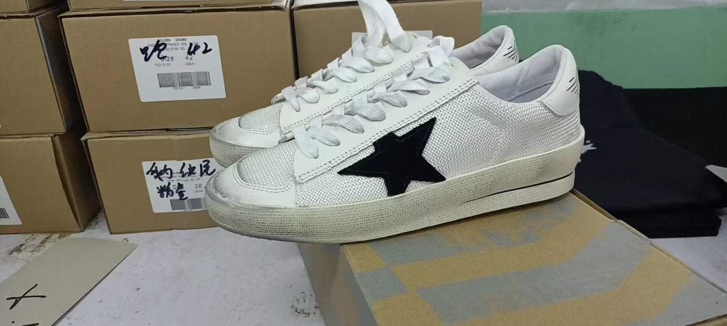 Baskets Stardan en maille blanche avec étoile en daim noir et languette arrière en cuir blanc