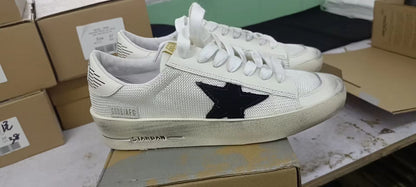 Baskets Stardan en maille blanche avec étoile en daim noir et languette arrière en cuir blanc