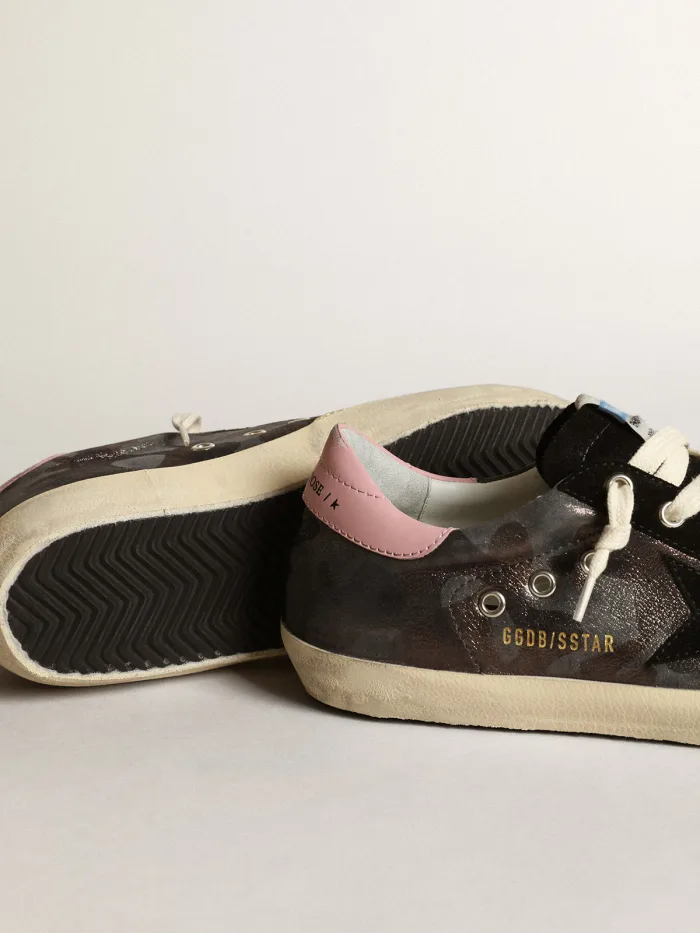 Baskets Super-star Ltd en cuir nappa camouflage métallisé avec étoile en daim noir et cuir rose