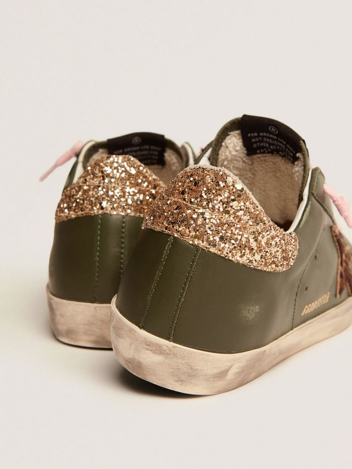Baskets Superstar en cuir vert foncé avec languette arrière à paillettes dorées