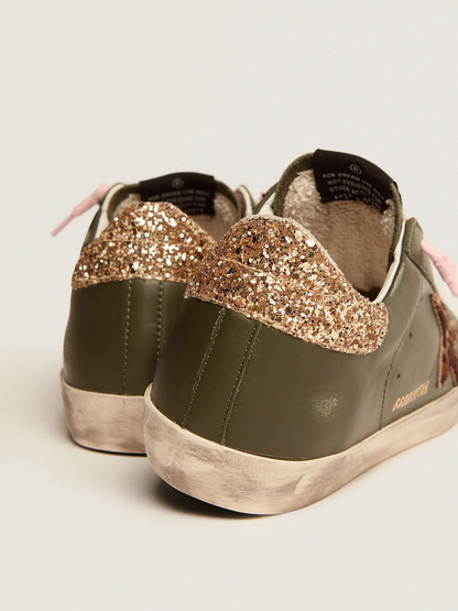 Baskets Superstar en cuir vert foncé avec languette arrière à paillettes dorées