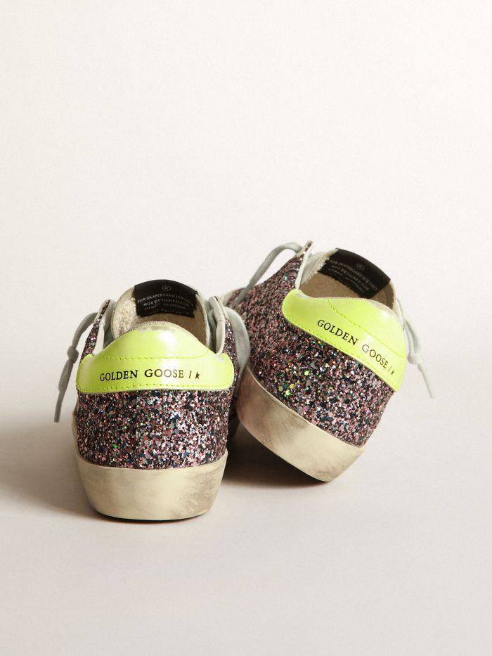 Baskets Superstar grises et roses à paillettes avec étoile en daim gris glacé et cuir jaune fluo